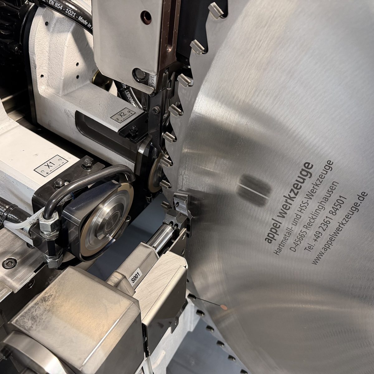 appel werkzeuge circular saw blade in the grinding machine